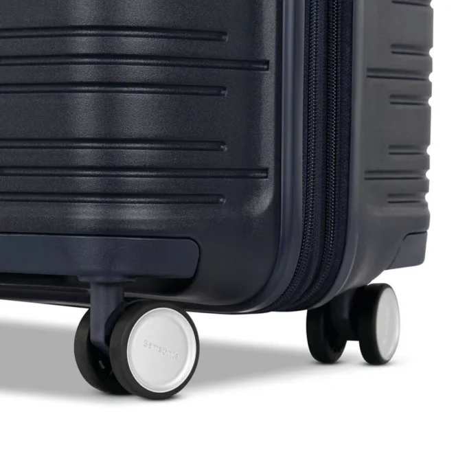 Elevation™ Plus hardside medium glider™